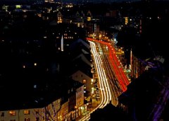 Frankfurter Straße, bei Nacht vom Dach der Grimmwelt aus gesehen